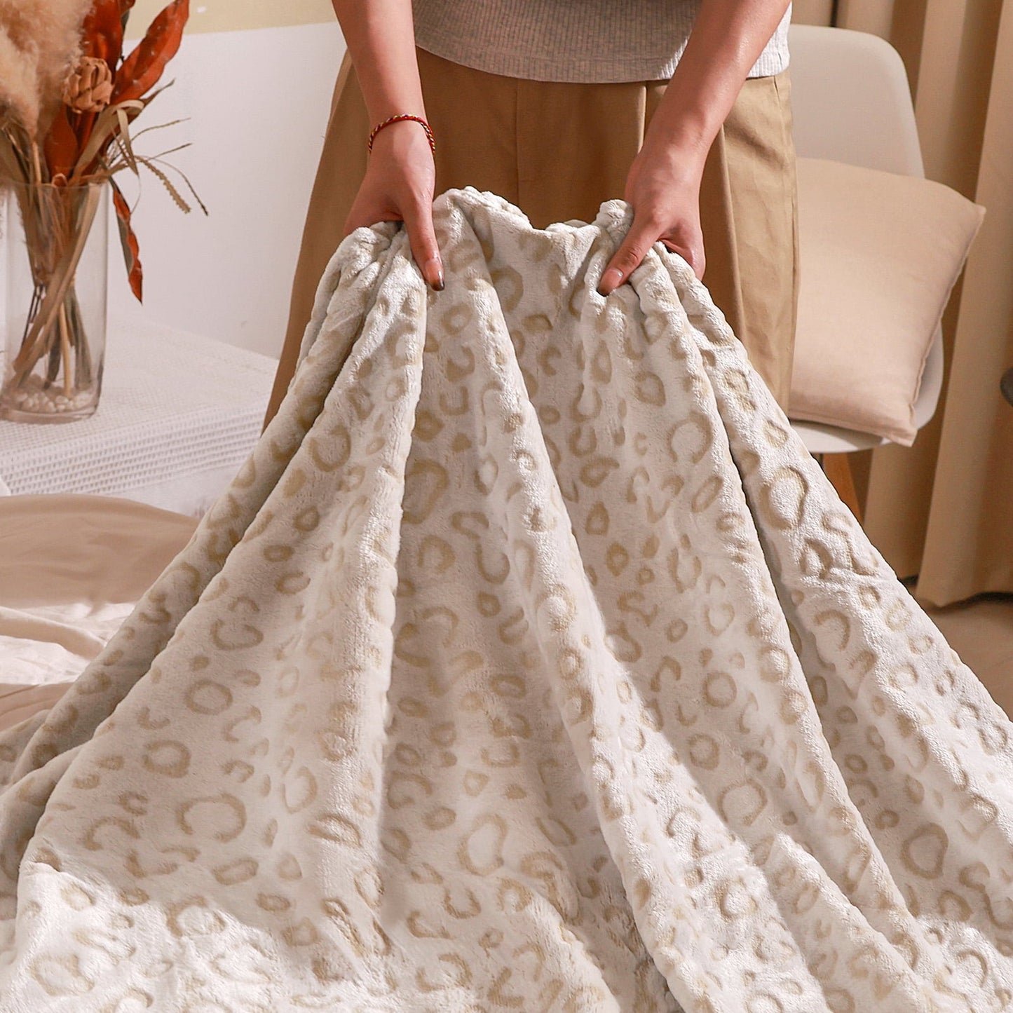 Livhil Flannel Fleece Throw Blanket, Lightweight Cozy Plush Leopard Blanket