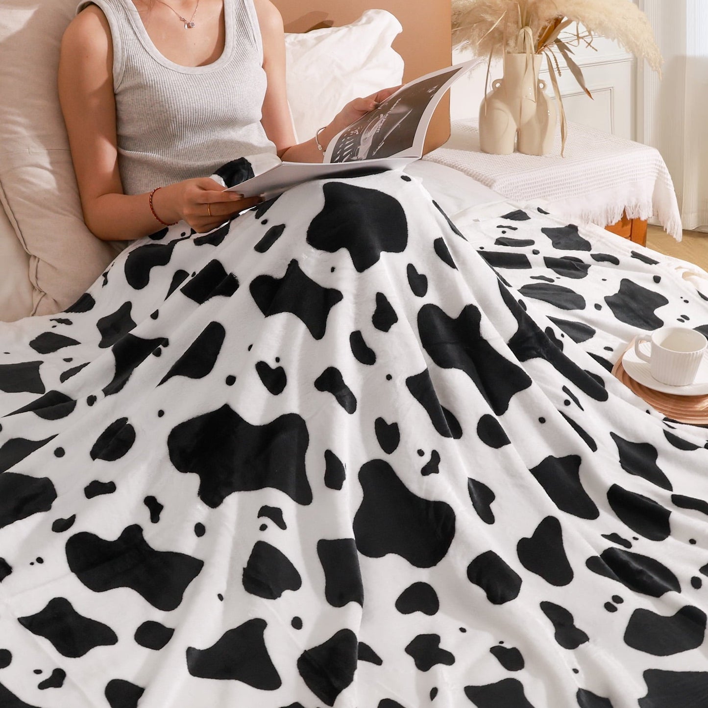 Livhil Flannel Fleece Throw Blanket, Lightweight Cozy Plush Leopard Blanket